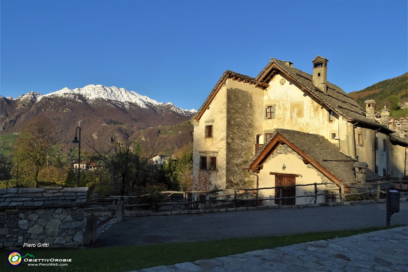 12 Antiche case di Arnosto con vista in Resegone.JPG